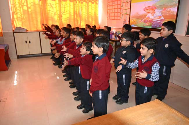 LKG Hindi Coral Recitation