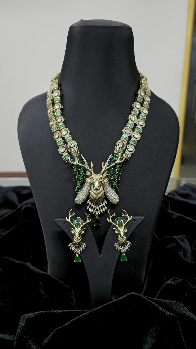 Emerald Wings Necklace Set - Image 2