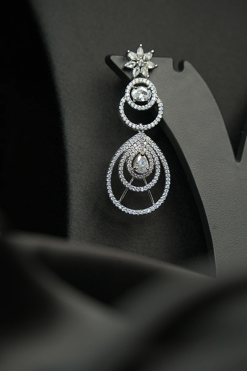 Elegant AD Necklace Set with Matching Earrings - Image 4