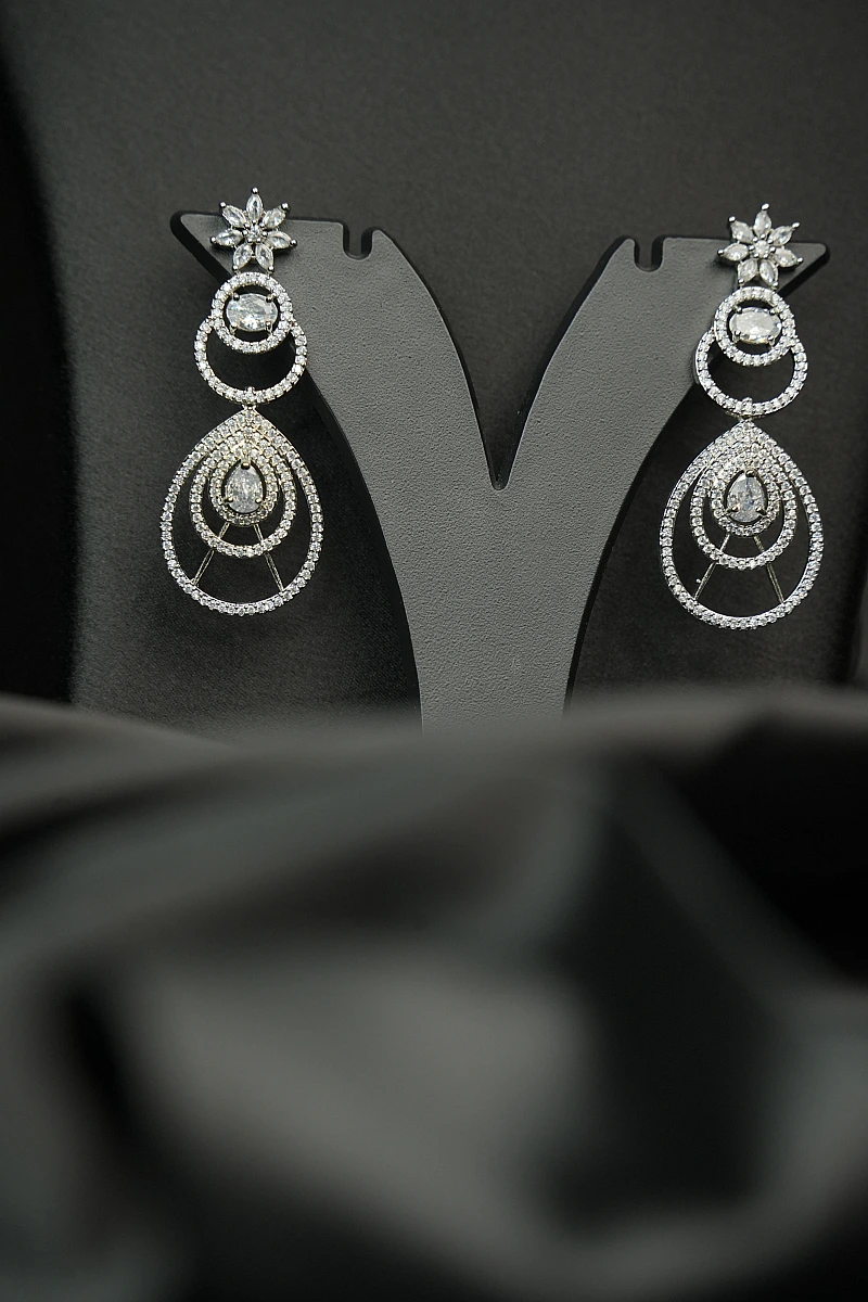 Elegant AD Necklace Set with Matching Earrings - Image 3