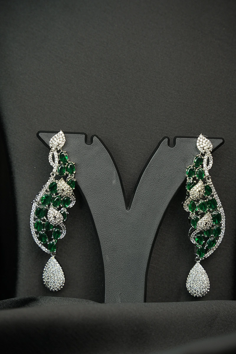 Elegant AD Necklace Set with Matching Earrings - Image 4