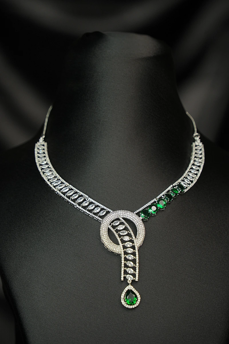 Elegant AD Necklace Set with Matching Earrings - Image 4
