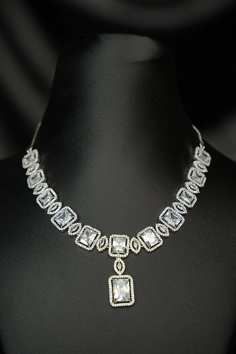 Elegant AD Necklace Set with Matching Earrings - Image 2