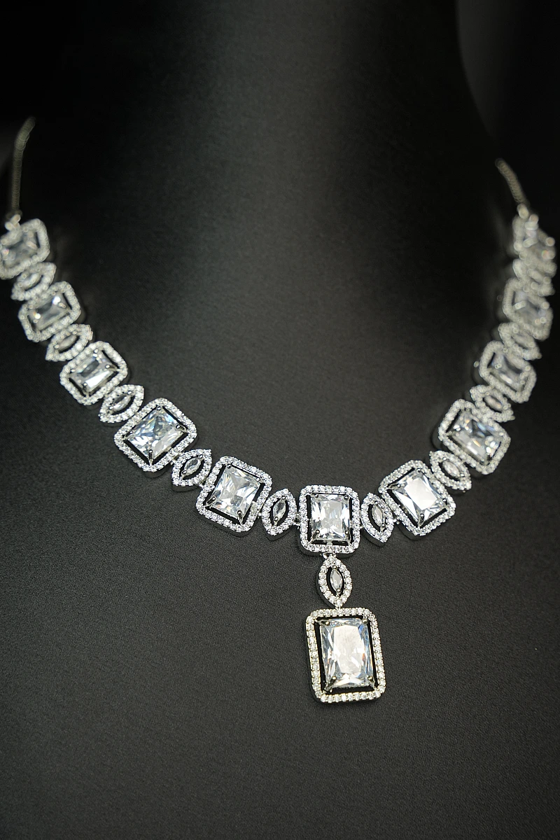 Elegant AD Necklace Set with Matching Earrings - Image 3