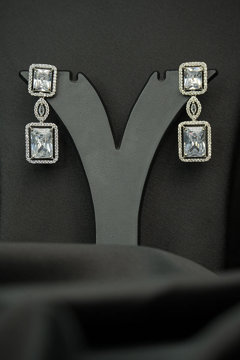 Elegant AD Necklace Set with Matching Earrings - Image 4