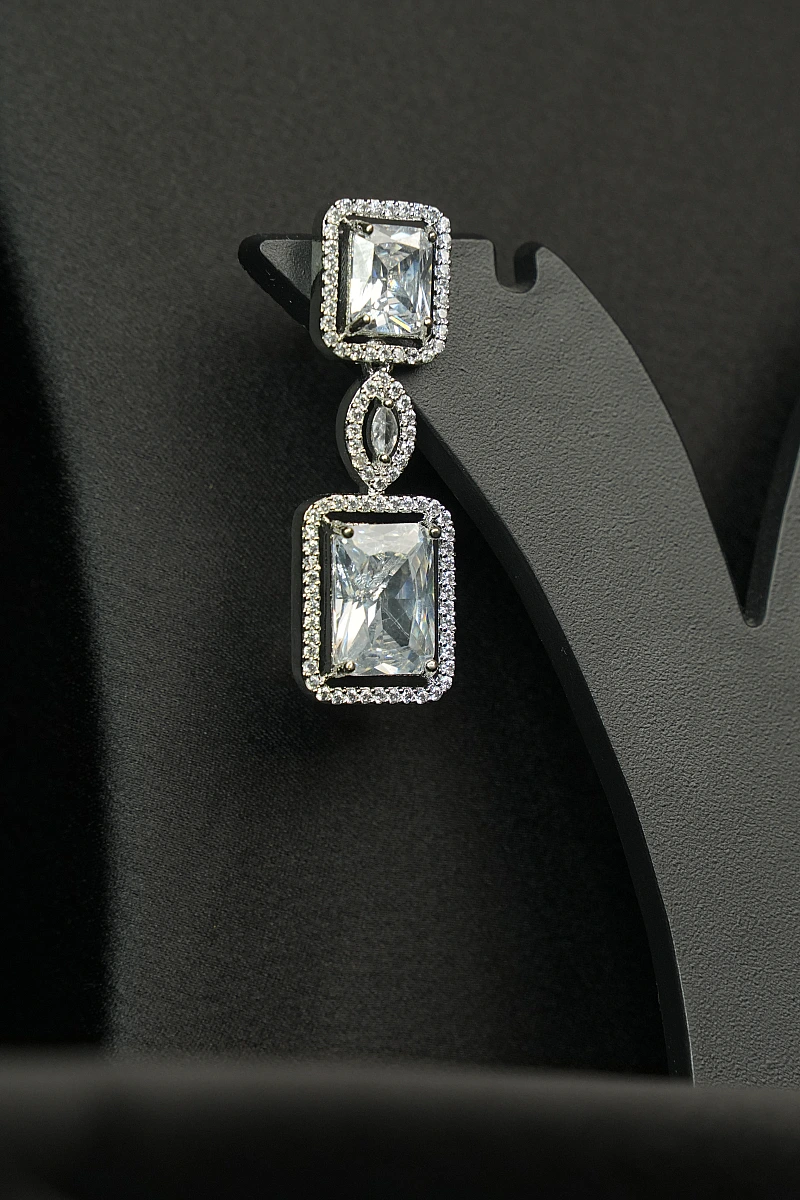 Elegant AD Necklace Set with Matching Earrings - Image 5