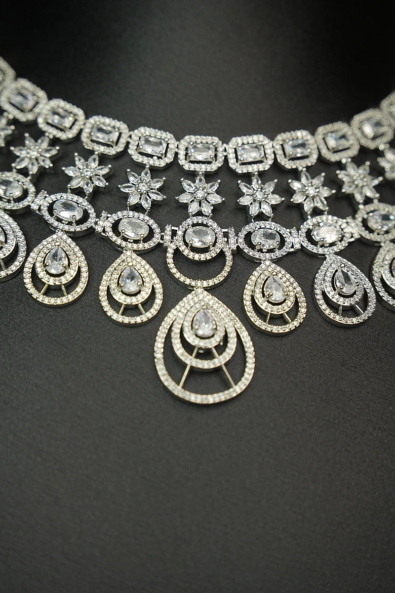 Elegant AD Necklace Set with Matching Earrings - Image 2